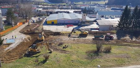 Mirna soseska, gradbisce, foto Lapego